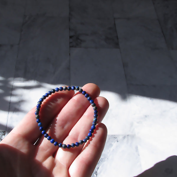 køb lille armbånd med lapis lazuli sten
