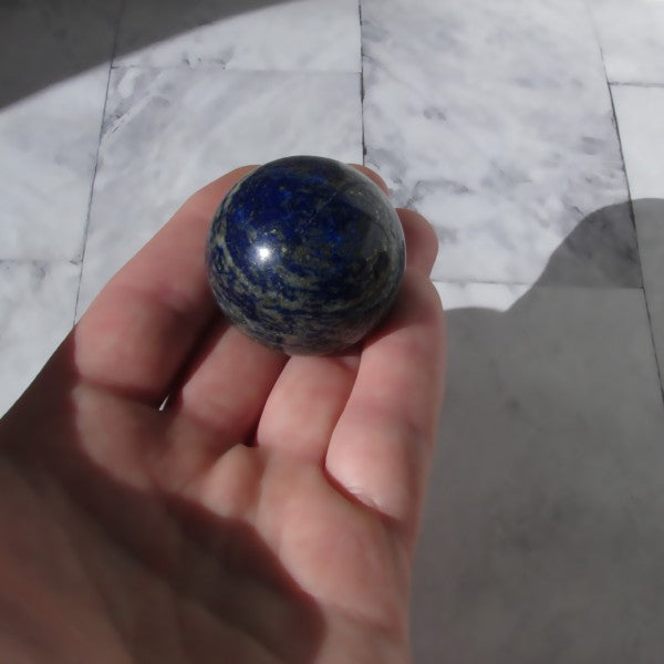 nå dine mål med lapis lazuli krystal kugle