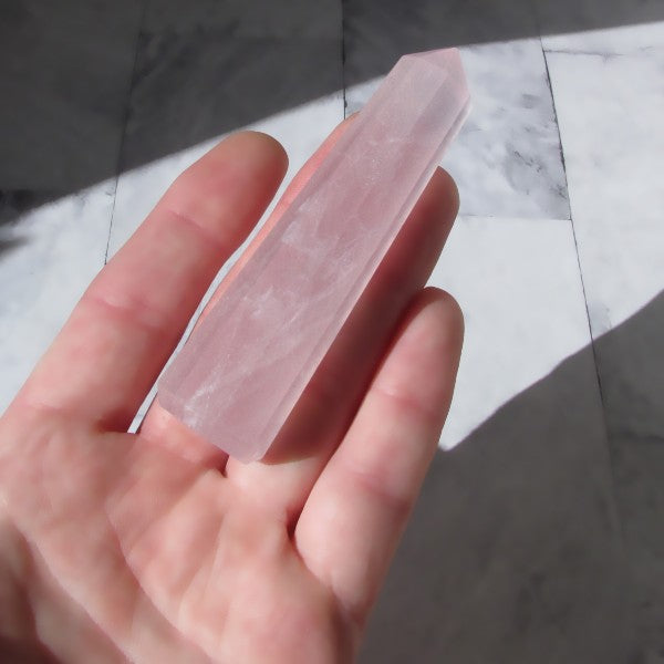 rosakvarts krystaltårn i blyantspids form