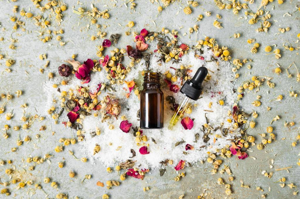 Flaske med æterisk ylang ylang olie
