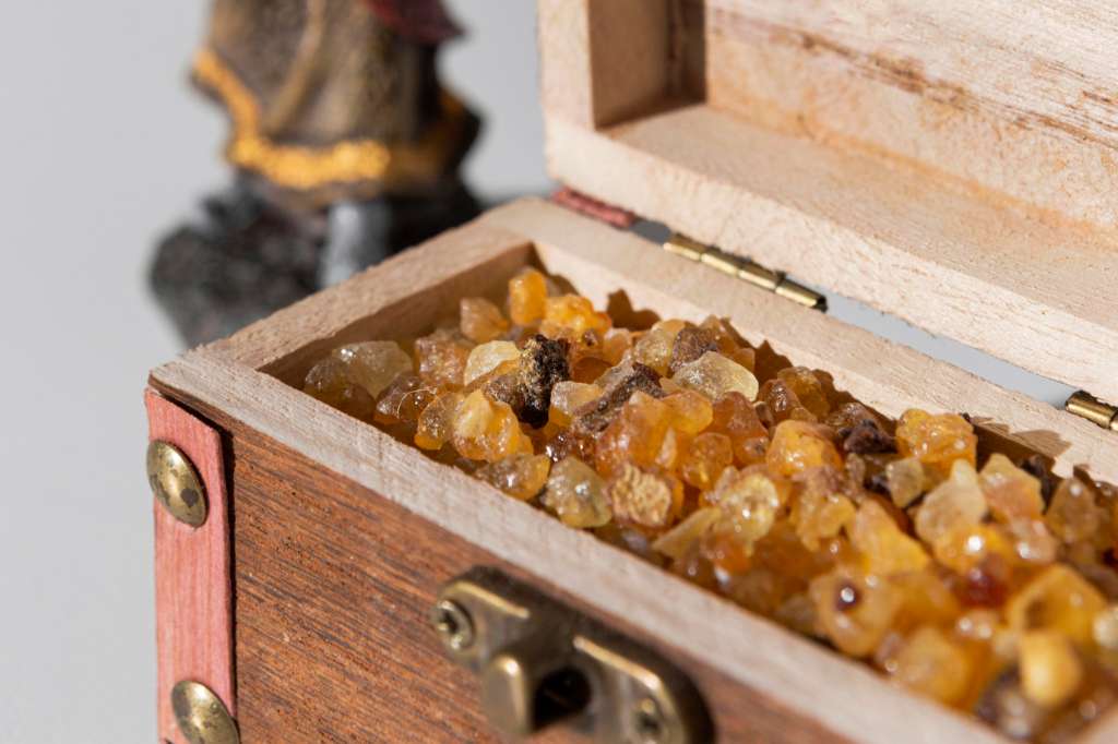 Hvad er Guld Røgelse og Myrra Skær? Dybdegående guide! – krystalsten.dk