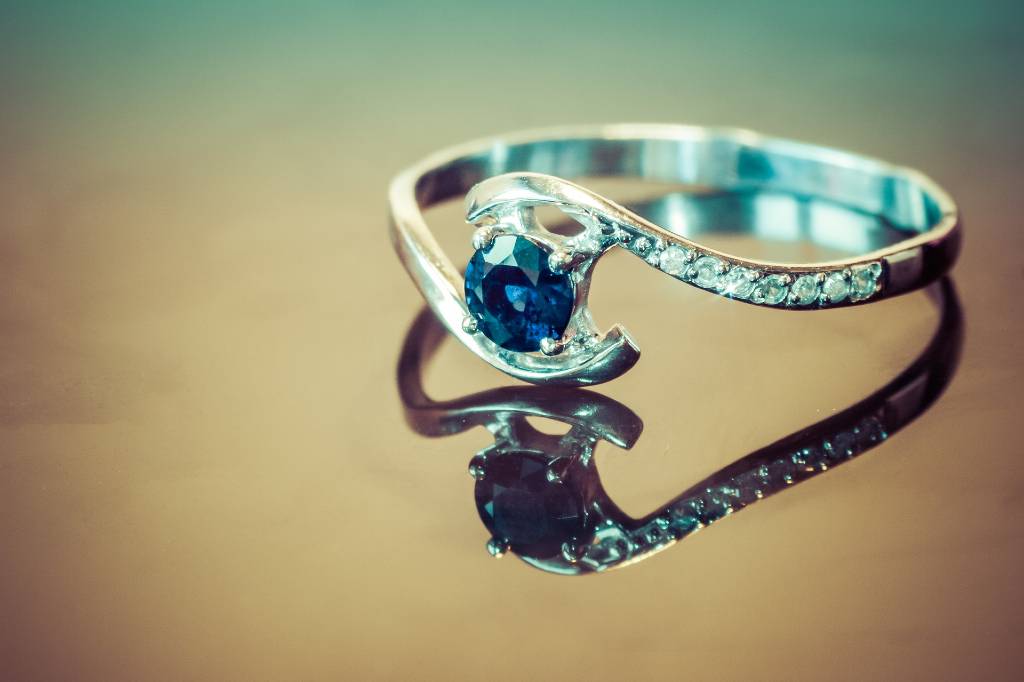 Ring med blå safir