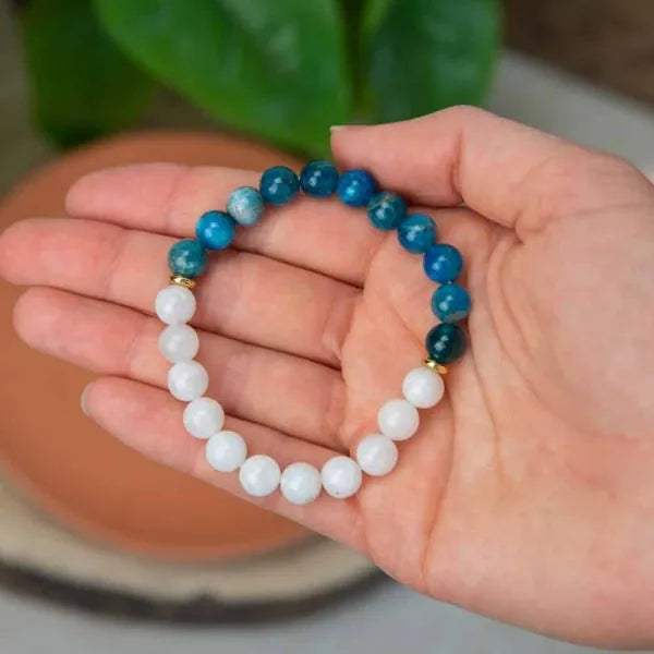 elegant armbånd med apatit og månesten krystaller
