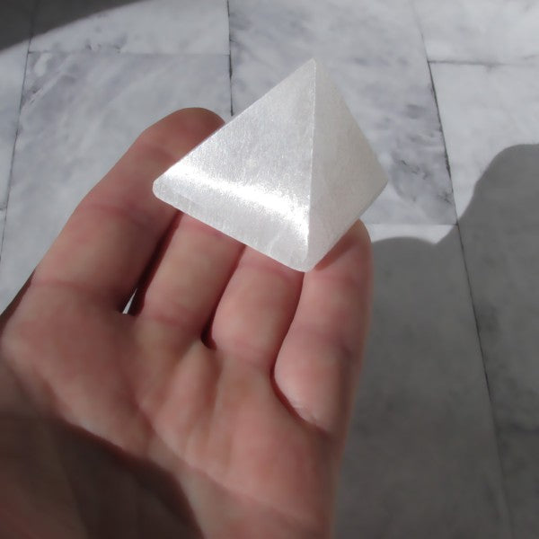 brug den lille selenit krystalpyramide på 4 cm